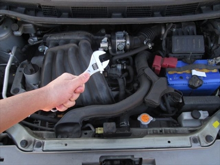 車の点検をする自動車整備士