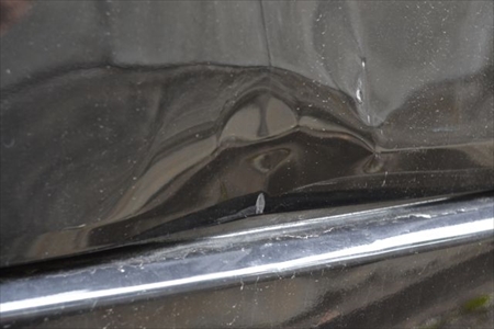 車体にへこみが入ったベンツ